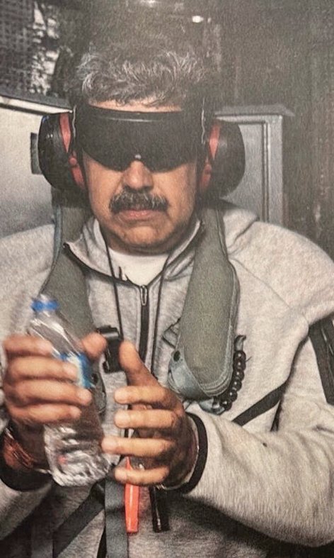 1월 3일(현지 시간) 미군에 체포된 니콜라스 마두로 베네수엘라 대통령이 미 해군 강습상륙함 이오지마에 실려 미국으로 이송되고 있다. 도널드 트럼프 미국 대통령 트루스소셜 계정