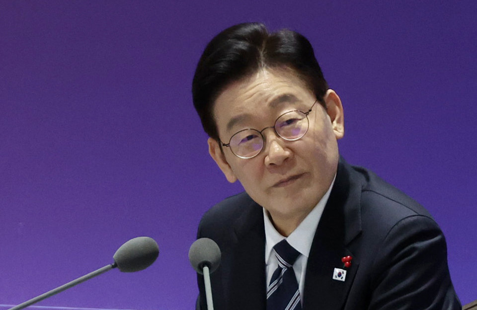 이재명 대통령이 23일 울산전시컨벤션센터에서 열린 ‘울산의 마음을 듣다‘ 타운홀 미팅에서 참석자의 발언을 듣고 있다. 2026.1.23/뉴스1