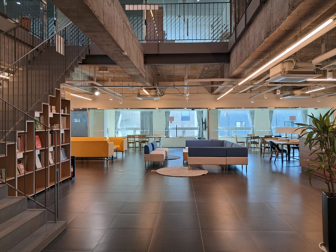 자리 없는 김 주무관 찾았더니 “집입니다”