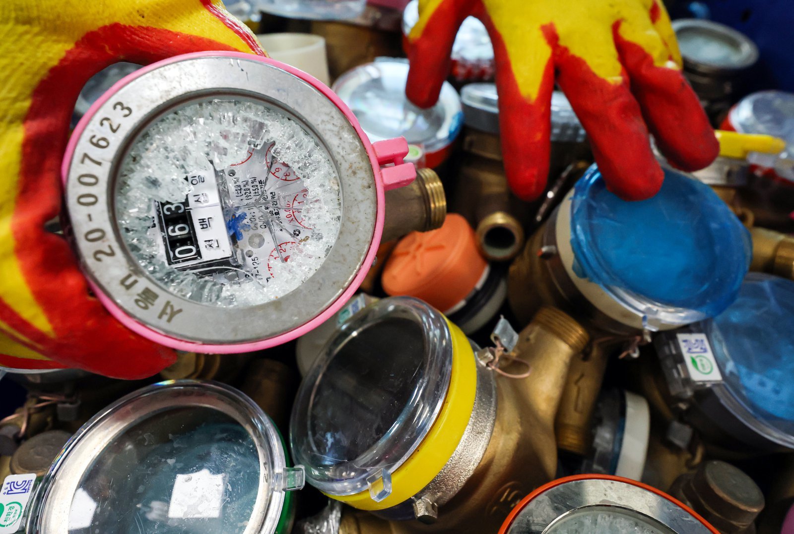 서울 전역에 한파주의보가 내려진 21일 서울 강북구 서울북부수도사업소에서 수도계량기 교체반 직원이 동파된 수도계량기를 정리하고 있다.  2026.1.21/뉴스1