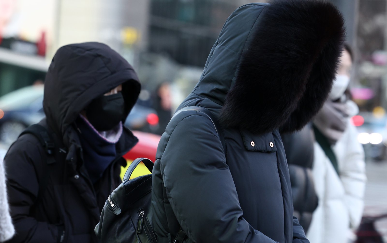 연일 한파가 이어지는 23일 오전 서울 종로구 세종대로사거리에서 두터운 옷차림을 한 시민들이 발걸음을 서두르고 있다. 2026.1.23/뉴스1