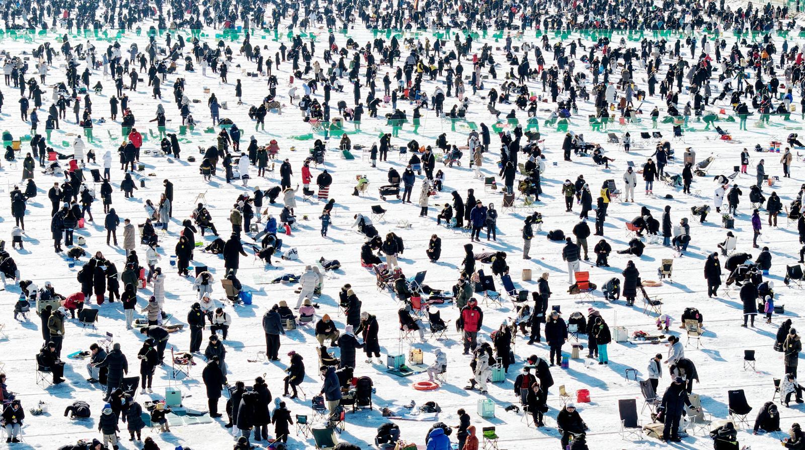 24일 산천어축제가 열리고 있는 강원 화천군 화천읍 화천천이 얼음낚시를 즐기는 관광객들로 붐비고 있다. 산천어축제는 이날 개막 2주 만에 방문객 100만 명을 돌파했다. 화천군 제공