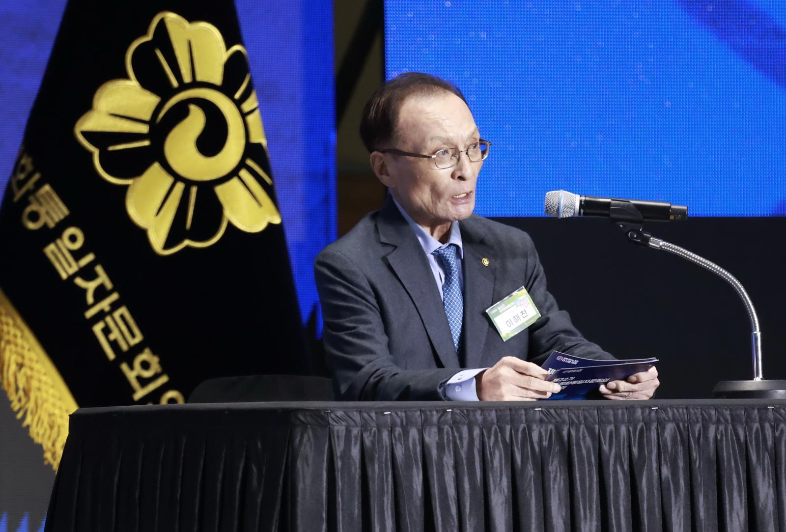 이해찬 민주평화통일자문회의 수석부의장이 지난달 2일 경기 고양시 킨텍스에서 열린 제22기 민주평화통일자문회의 출범회의에서 활동방향 보고 및 의결을 하고 있다. 뉴시스