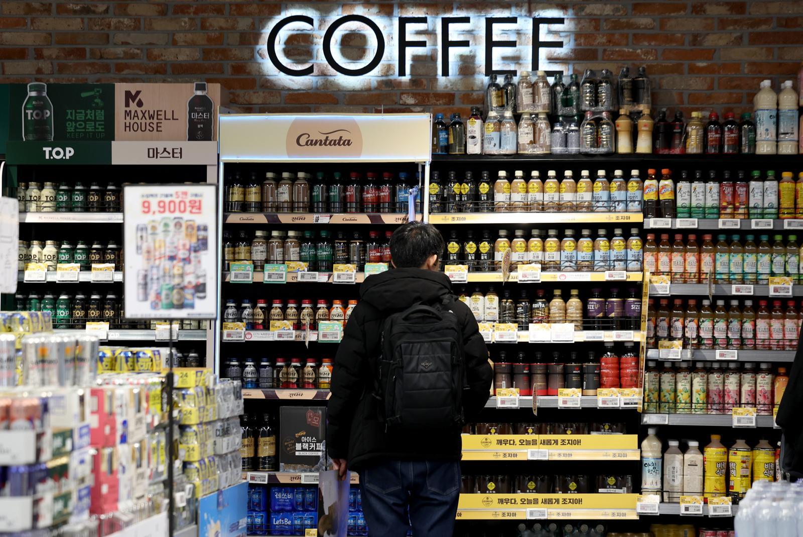 서울시내 한 대형마트에 진열된 커피. 2025.01.07. 뉴시스