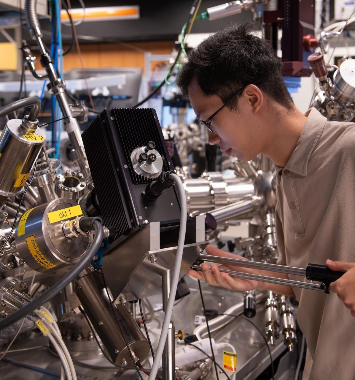 싱 주 일본 오키나와 과학기술대학원(OIST) 박사과정생이 강력한 레이저를 방출할 수 있는 시간각해상도 광전자분광법(TR-ARPES) 설비를 조작하고 있다. OIST 제공