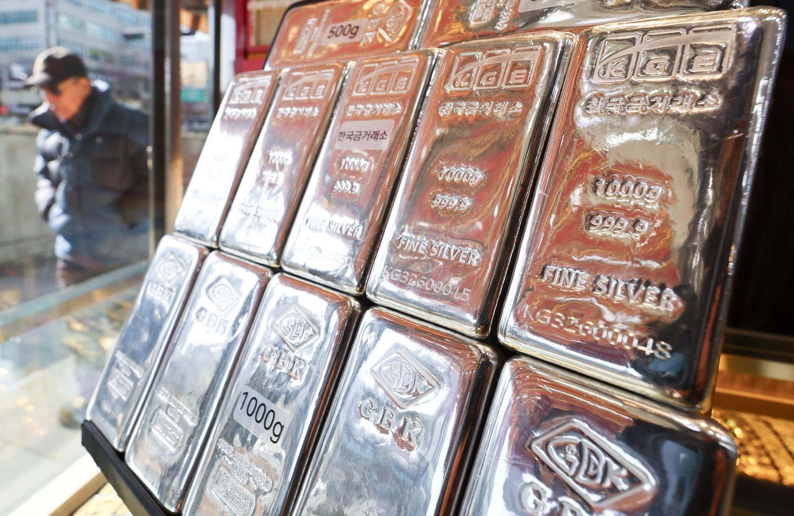 25일 서울 시내 한 귀금속 상가에 실버바가 진열돼 있다. 국제 은 가격은 지난 23일 선물과 현물 모두 사상 처음으로 온스당 100달러를 돌파했다. 2026.01.25. [서울=뉴시스]
