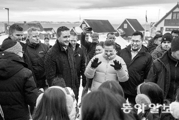 옌스프레데리크 닐센 그린란드 총리(왼쪽 가운데)와 메테 프레데릭센 덴마크 총리(가운데)가 23일 누크를 방문해 어린이들과 대화하고 있다. 유근형 특파원 noel@donga.com