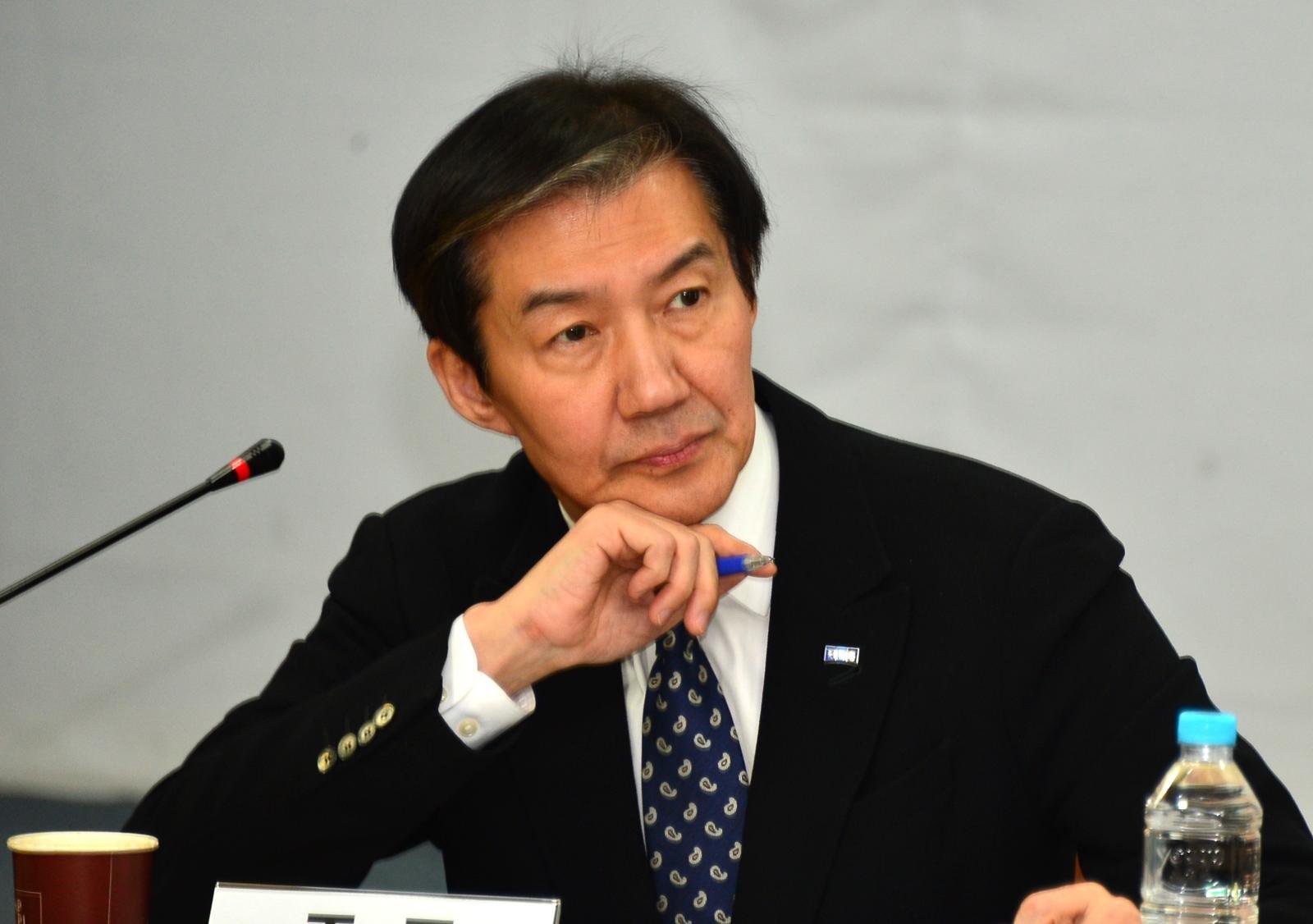 조국혁신당 조국 대표가 23일 오후 여수시 근로자종합복지관에서 열린 ‘여수산단 위기 토론회’에 참석해 여수국가산단 기업 노동조합 대표의 건의를 경청하고 있다. 2026.01.23.[여수=뉴시스]