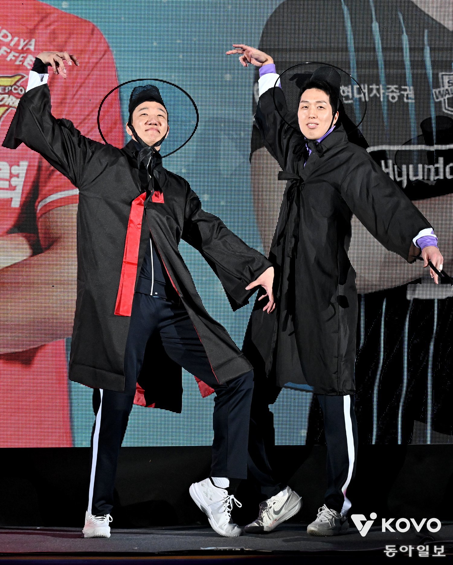 25일 강원 춘천에서 열린 2025~2026시즌 프로배구 V리그 올스타전에서 넷플릭스 애니메이션 영화 ‘케이팝 데몬 헌터스’ 속 캐릭터 ‘사자보이즈’처럼 저승사자 복장을 입고 등장한 신영석(한국전력‧왼쪽)과 최민호(현대캐피탈). 한국배구연맹(KOVO) 제공