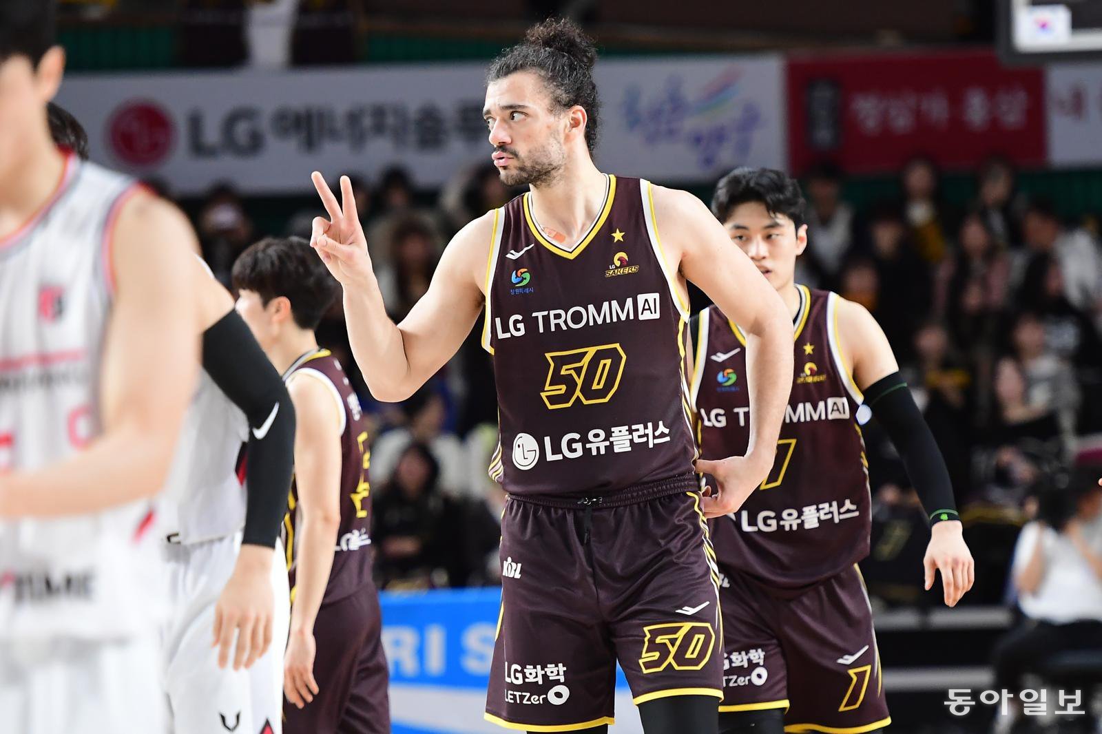 프로농구 1위 LG, 아셈 마레이 활약 앞세워 2위 정관장 꺾고 선두 질주