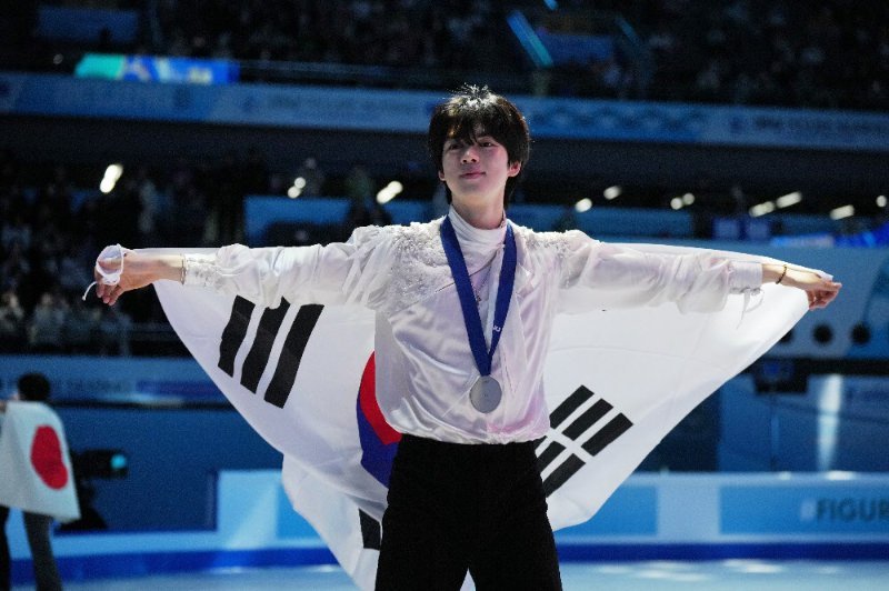 ‘피겨 프린스’ 차준환, 사대륙선수권서 은메달…1위와 0.11점 차