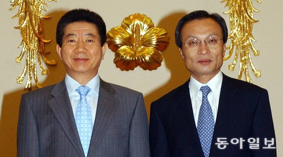 노무현대통령이 30일 오전 청와대에서 신임 이해찬국무총리에게 임명장을 수여한 뒤 기념촬영하고 있다. 박경모 기자 momo@donga.com