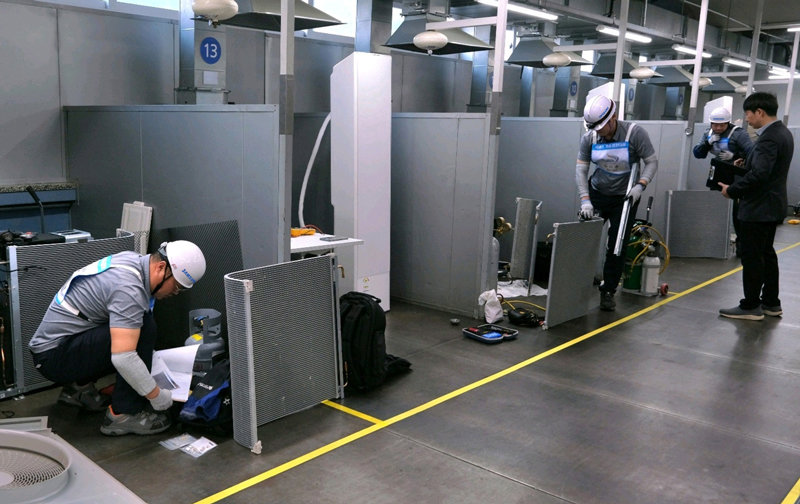 서비스 기술경진대회에 참여한 엔지니어들.