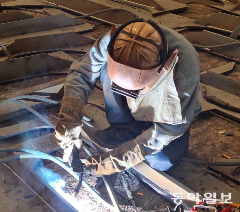 조선업에 종사하는 외국인 근로자는 전국 2만3000명에 이르는 것으로 알려졌다. 내국인이 기피하는 도장·용접 등 핵심 공정은 하청업체 근로자의 절반가량이 외국인으로 채워진 상태다. 동아일보DB
