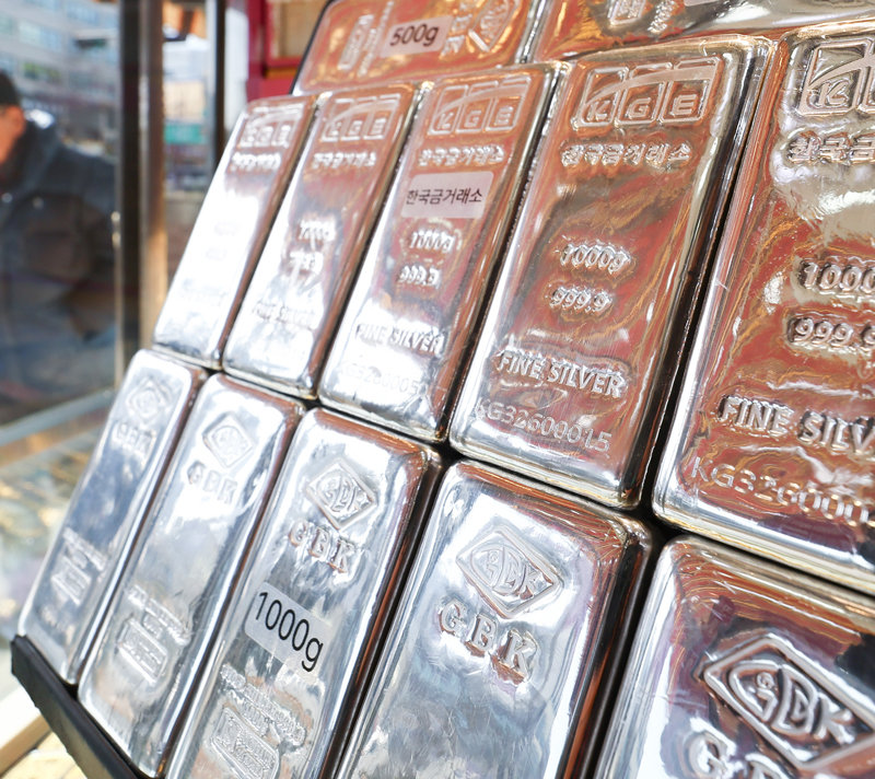 25일 서울 종로의 한 귀금속 상가에 실버바가 진열되어 있다. 23일(현지 가격) 미국 뉴욕상품거래소에서 국제 은 가격의 3월 선물 가격은 트로이온스당 101.33달러(약 14만7500원)에 거래되며 최고가를 경신했다. 뉴시스