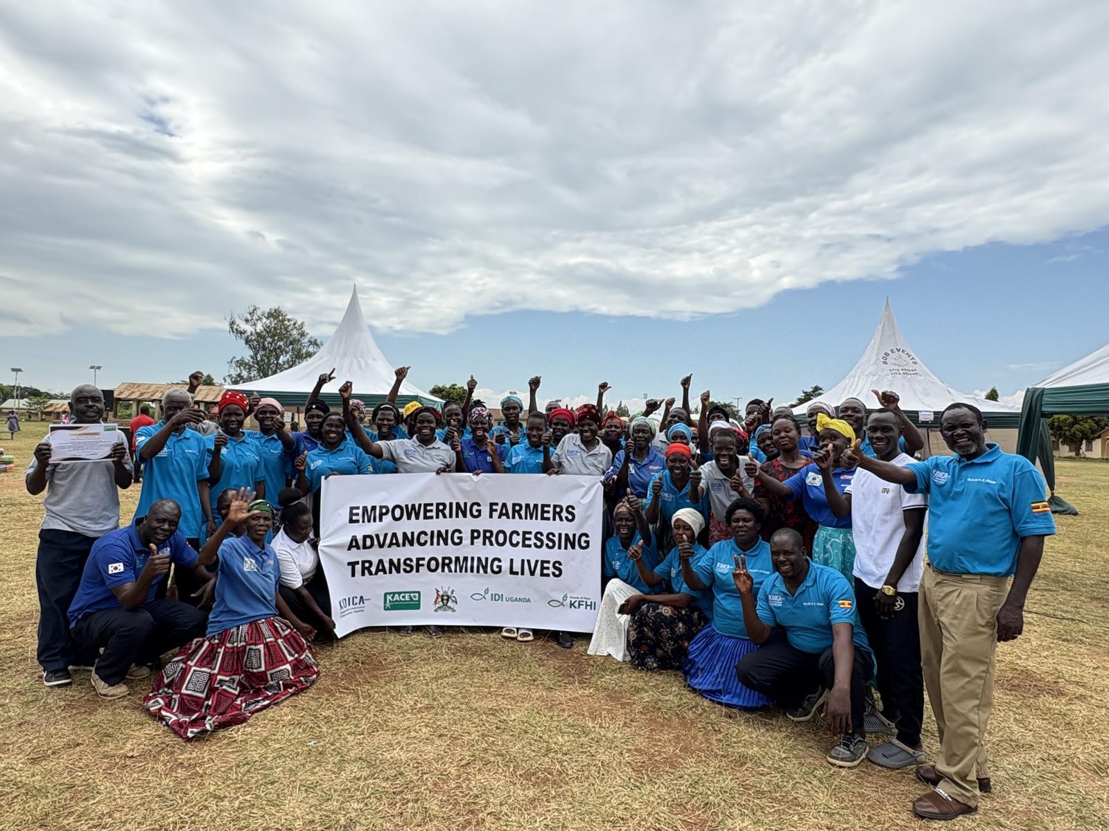 2025년 12월 우간다 동부 쿠미 지역에서 열린 농민협동조합(KACE) 행사에서 조합원들이 한자리에 모였다.희망친구 기아대책 제공