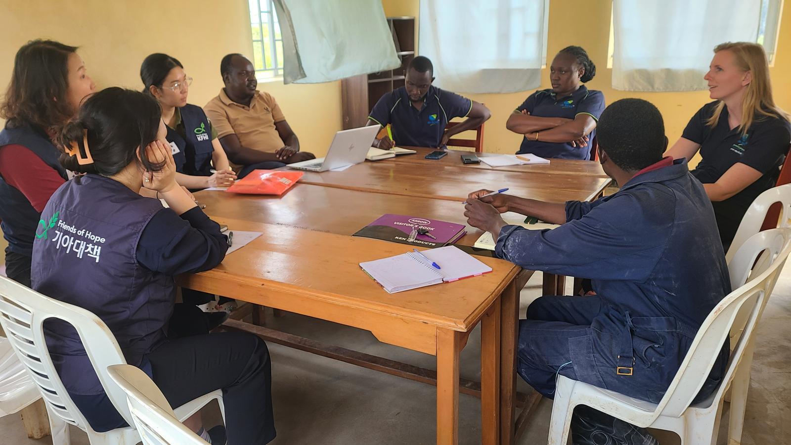 우간다 쿠미 지역 농민협동조합 관계자들이 글로벌 사료 기업 바이어와 카사바 납품 조건을 논의하고 있다.