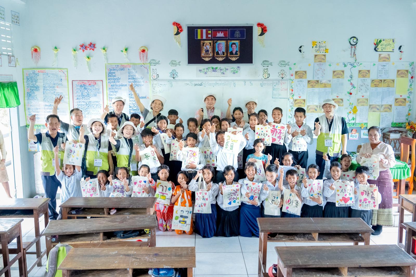 굿네이버스 미래재단의 시니어 회원들이 해외 봉사 현장에서 나눔을 실천하고 있는 모습.