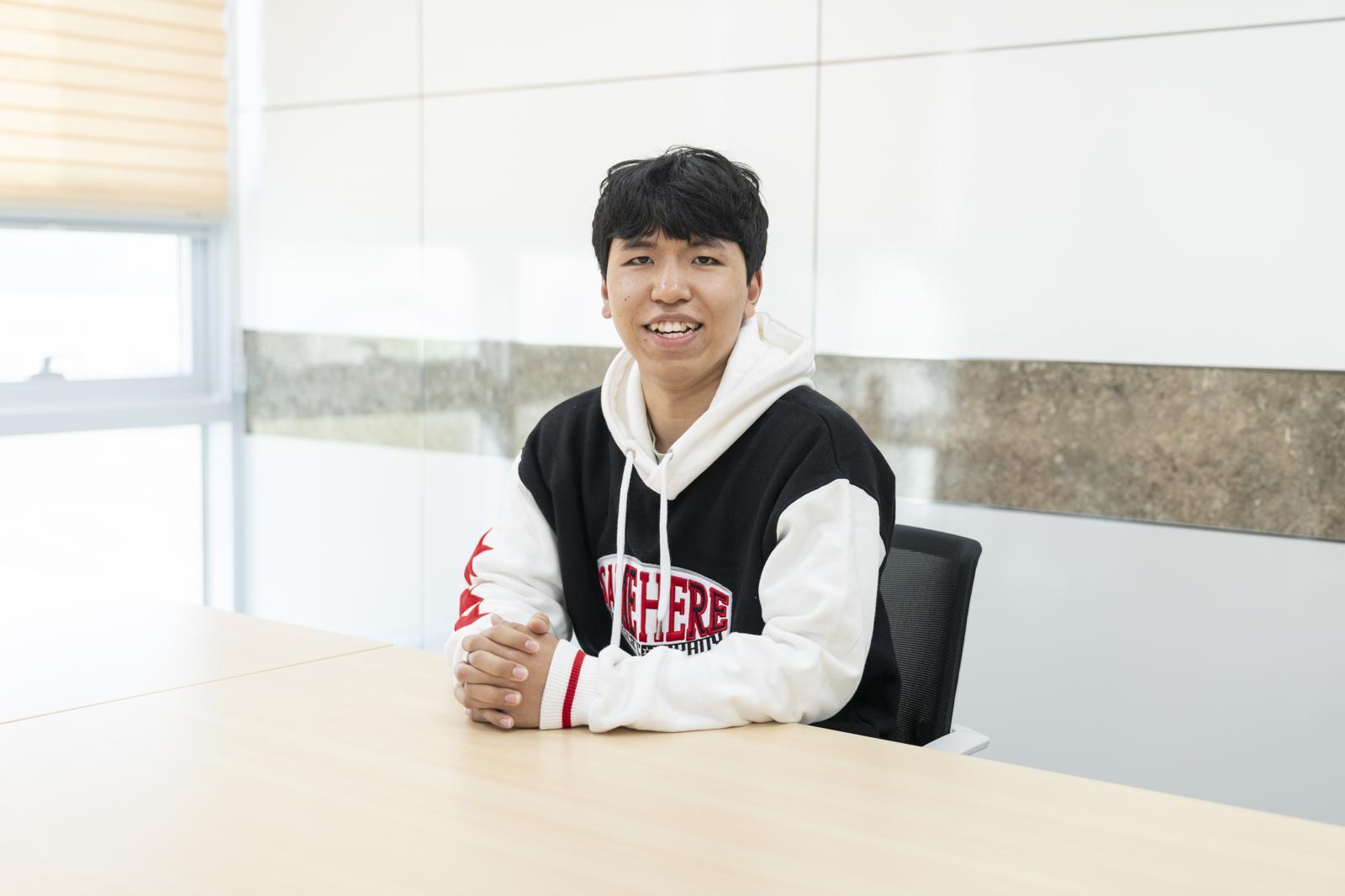 월드비전 가족돌봄청(소)년 지원사업 통합지원을 통해 도움을 받은 민우(가명·18). 그는 가족을 돌보는 책임 속에서도 자신의 꿈을 포기하지않고 교육대학교 진학이라는 새로운 출발선에 섰다. 월드비전 제공