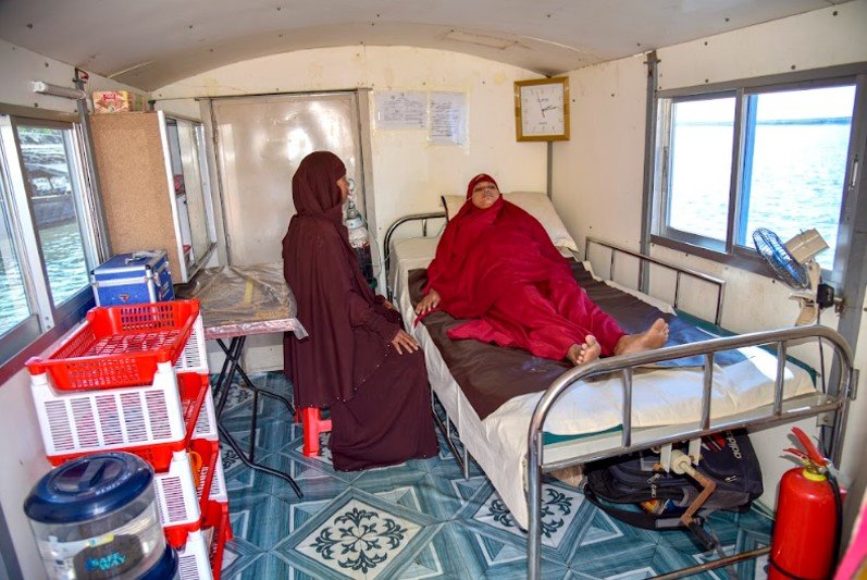 방글라데시 가이반다에서 응급 후송 보트 ‘마모타 토리’를 타고 이동 중인 임신부.