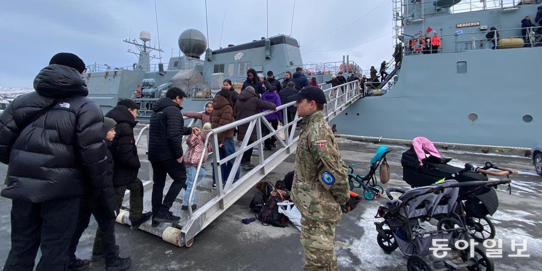 군함 공개행사 찾은 주민들 24일(현지 시간) 그린란드 누크항에 정박한 덴마크 해군 호위함 HDMS 베데렌호 함정 공개 행사에 참석하는 주민들이 함정에 탑승하는 모습. 누크=유근형 특파원 noel@donga.com