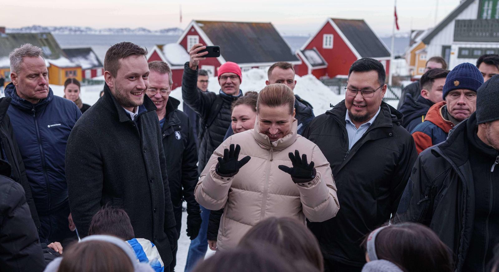 덴마크 총리도 그린란드 찾아 옌스프레데리크 닐센 그린란드 총리와 메테 프레데릭센 덴마크 총리(가운데)가 23일 누크를 방문해 어린이들과 대화하고 있다. 누크=AP 뉴시스