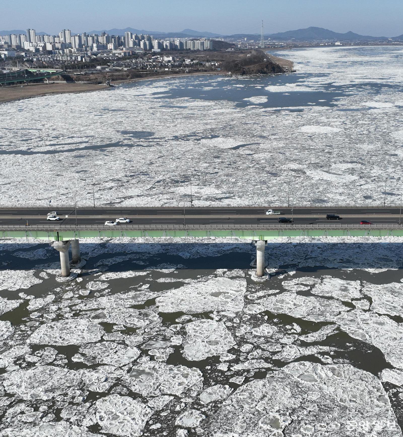 한강에 얼음 덩어리 둥둥… 오늘도 영하 10도 강추위