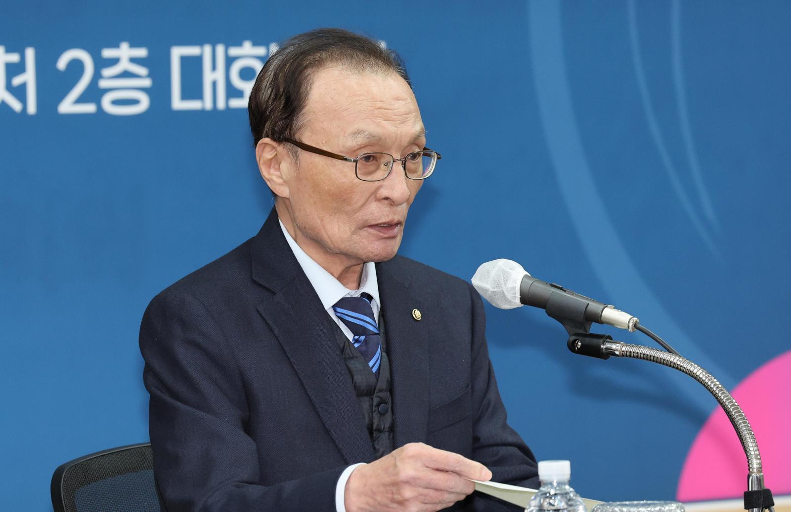 25일 별세한 이해찬 민주평화통일자문회의 수석부의장(전 국무총리)이 지난해 11월 서울 중구 민주평통 사무처에서 열린 취임식에서 취임사를 읽고 있다. 뉴시스