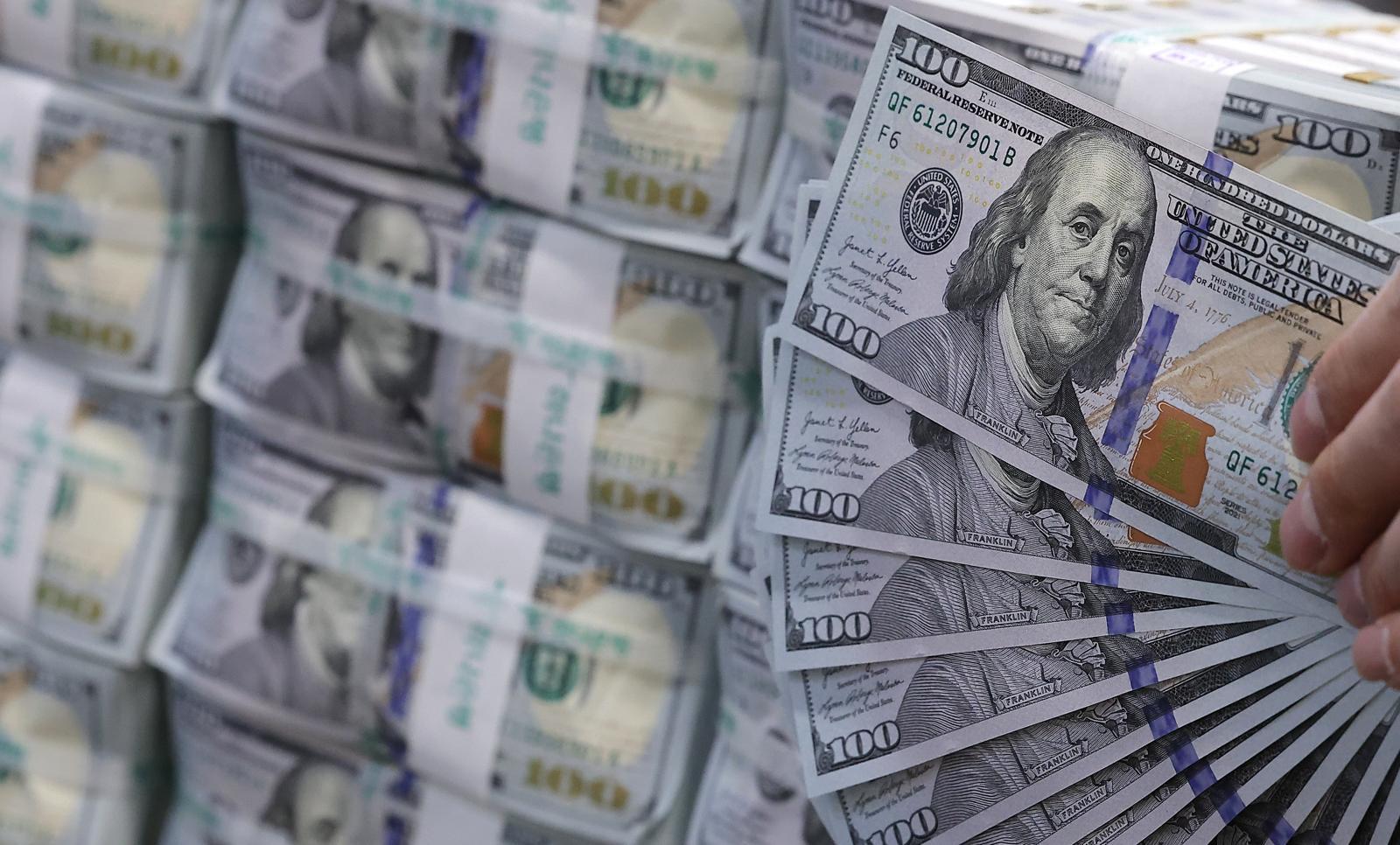 서울 중구 하나은행 위변조대응센터에서 직원이 달러화를 정리하는 모습. 2026.1.19/뉴스1