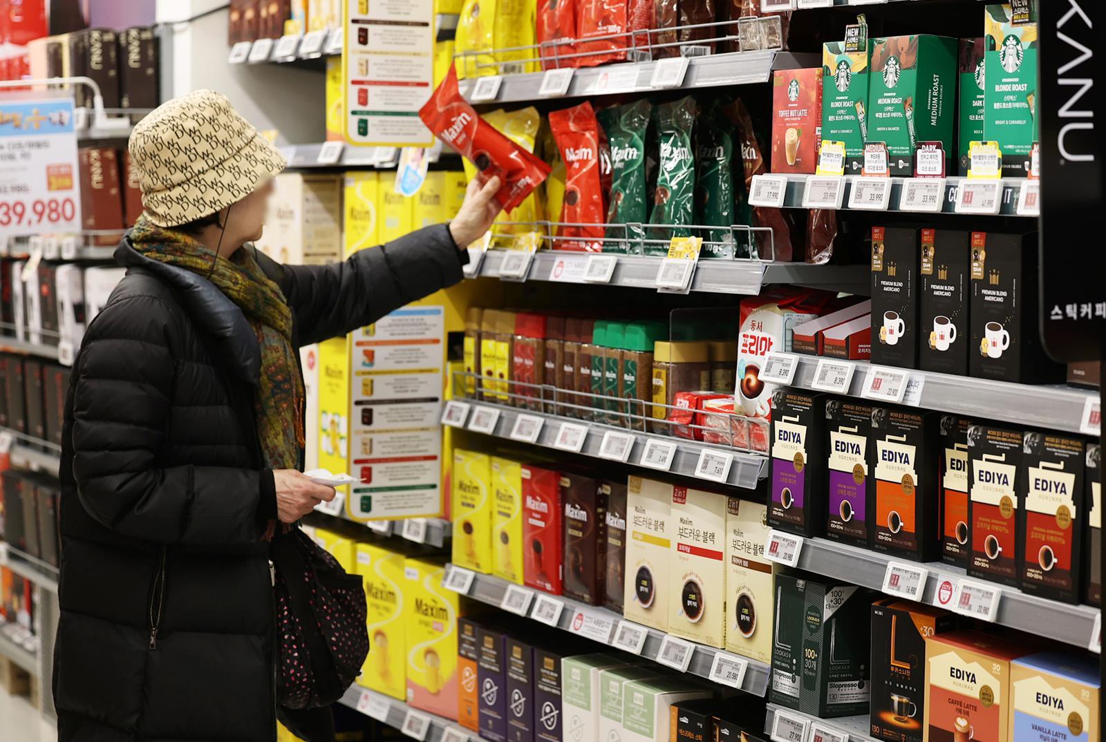 사진은 이날 서울시내의 한 대형마트에서 고객이 커피 원두를 고르는 모습. 뉴스1