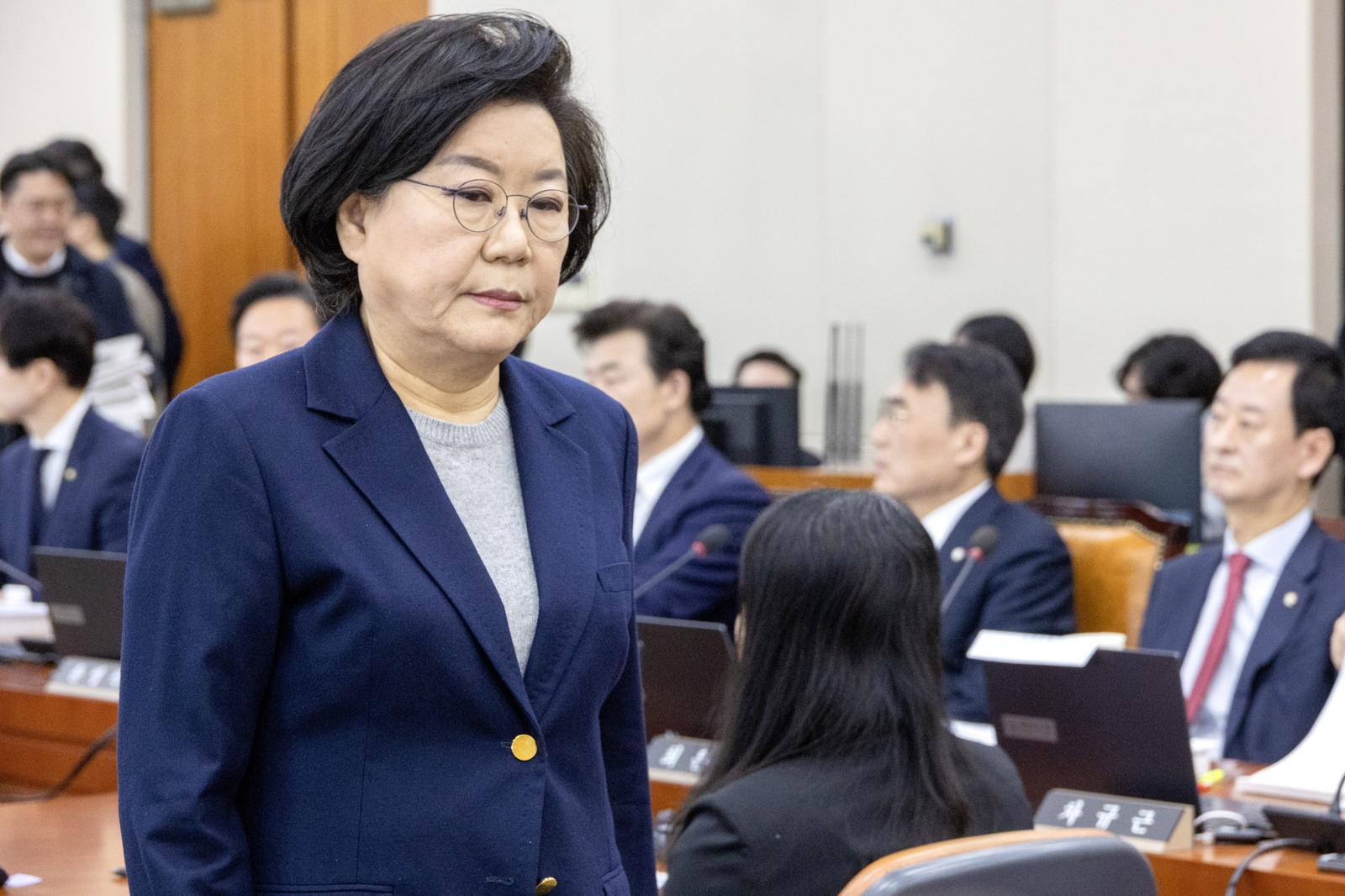 이혜훈 기획예산처 장관 후보자가 23일 서울 여의도 국회에서 열린 제431회국회(임시회) 재정경제기획위원회 인사청문회에 출석 선서문을 임이자 위원장에게 제출한 뒤 자리로 향하고 있다. 2026.1.23/국회사진기자단