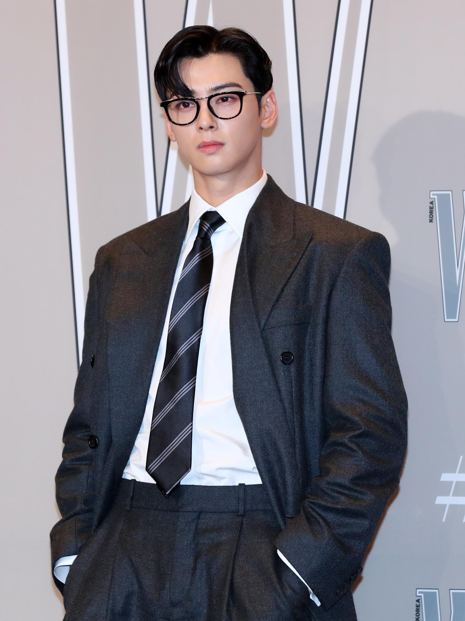 배우 차은우가 14일 오후 서울 종로구 포시즌스호텔에서 열린 더블유 코리아 제19회 유방암 인식 향상 캠페인 자선 행사 ‘LOVR YOUR W’에서 포즈를 취하고 있다. 2024.10.14. jini@newsis.com