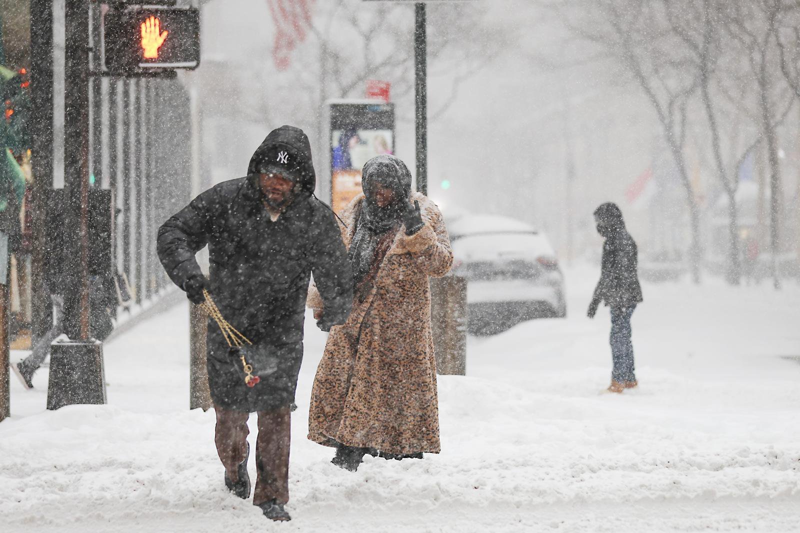 美 전역 덮친 ‘역사적 눈폭풍’…최대 60㎝ 폭설에 최소 8명 사망