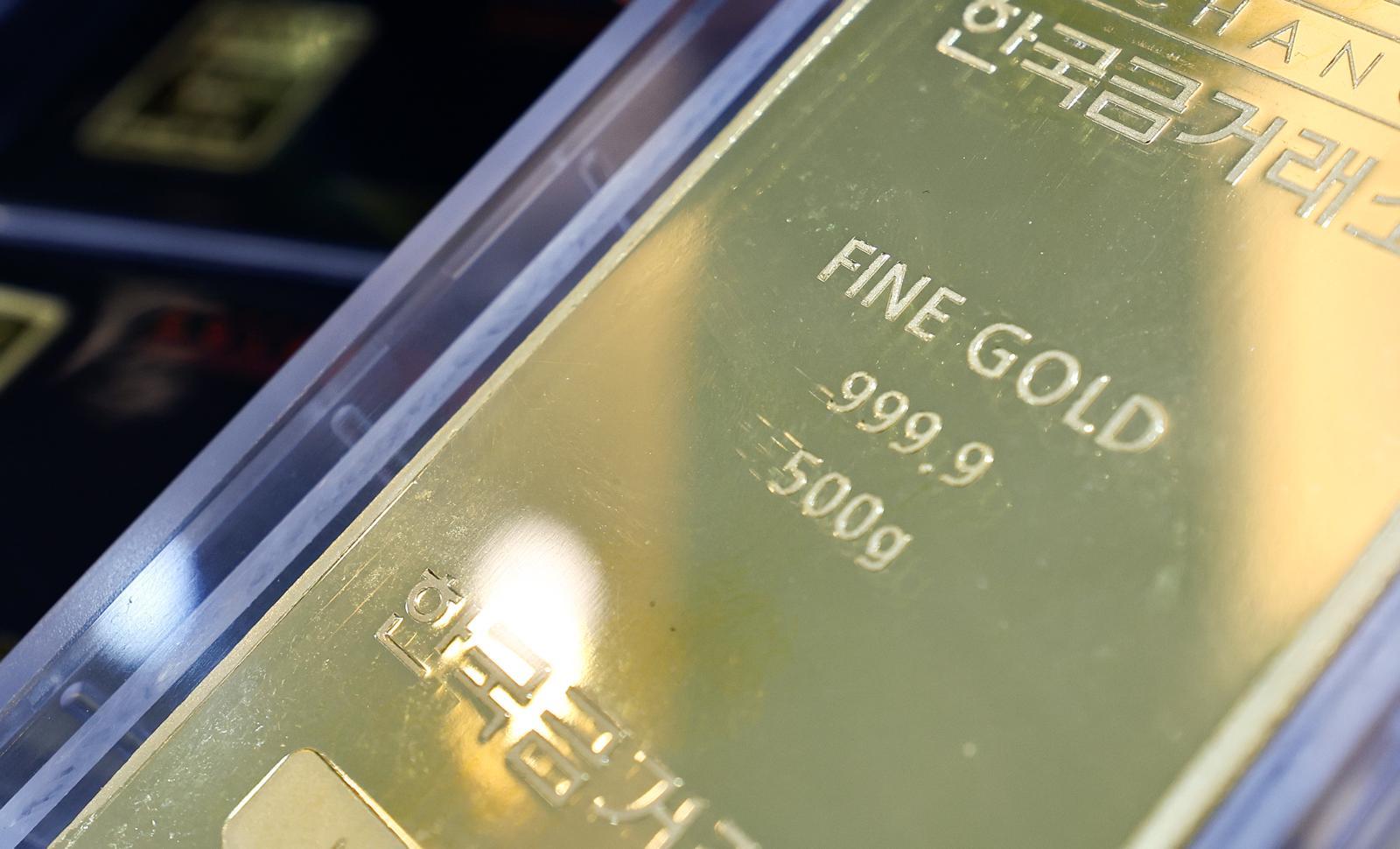 금값 온스당 5000달러 첫 돌파…그린란드에 달러 약세로 ‘광풍’