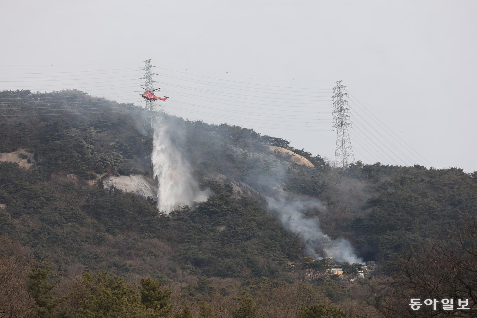 26일 오전 서울 노원구 수암사 일대에서 화재가 발생해 소방헬기가 물을 뿌리고 있다. 김재명 기자 base@donga.com