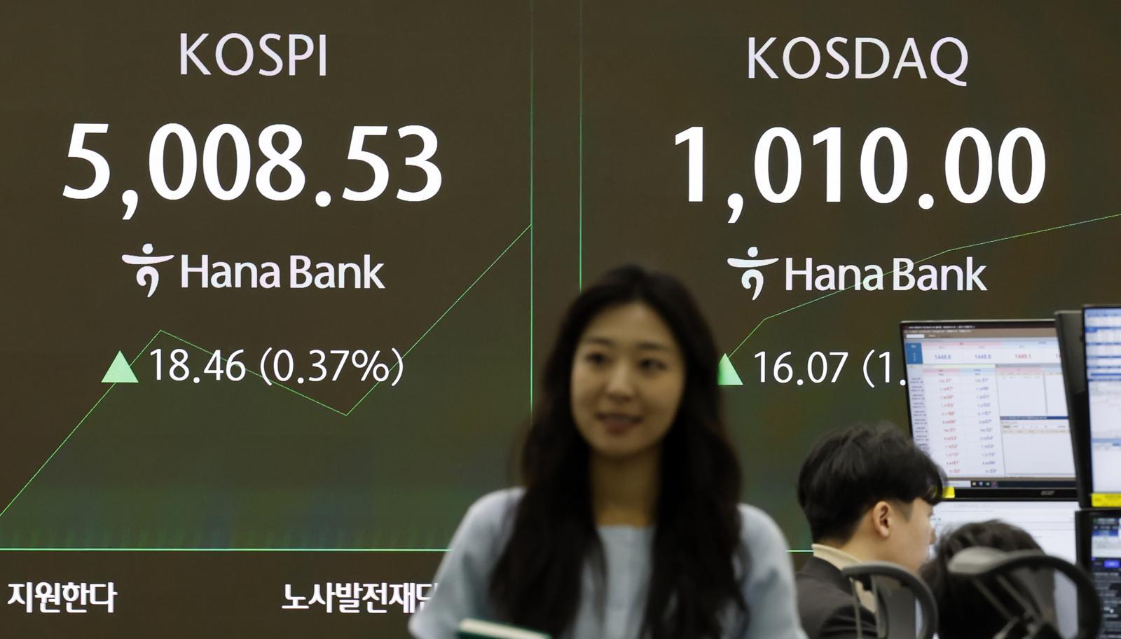 26일 오전 서울 중구 하나은행 딜링룸 전광판에 코스피, 코스닥지수가 표시되고 있다. 뉴시스