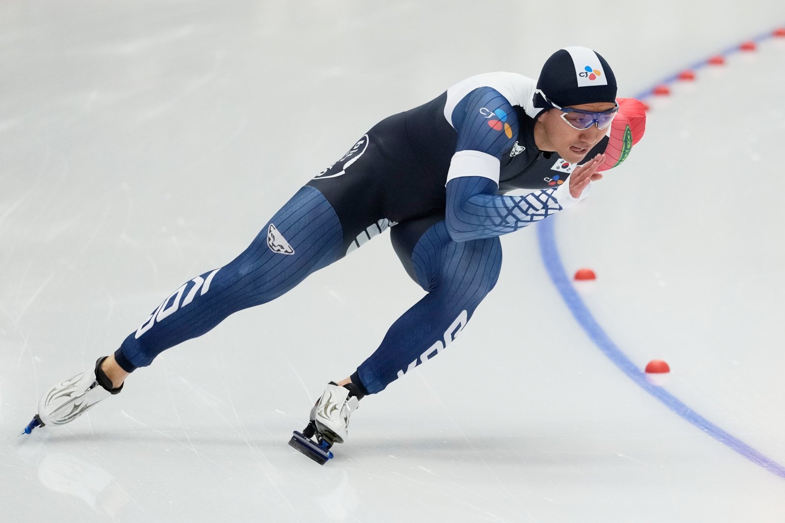 김준호가 25일(현지 시간) 독일 인첼에서 열린 2025-26 국제빙상경기연맹(ISU) 월드컵 5차 스피드스케이팅 남자 500ｍ 2차 경기를 펼치고 있다. 김준호는 34초37의 기록으로 5위를 기록했다. 2026.01.26 [인첼=AP/뉴시스]