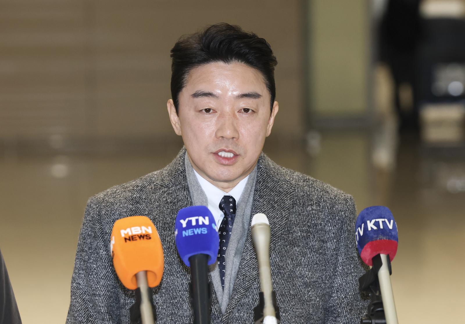 강훈식 대통령 비서실장이 26일 인천 중구 인천국제공항 제2여객터미널에서 ‘캐나다 초계 잠수함 프로젝트’(CPSP) 사업 등 정부의 캐나다 방산 협력을 지원을 위해 캐나다로 출국 전 취재진 질문에 답하고 있다. 2026.01.26. 뉴시스