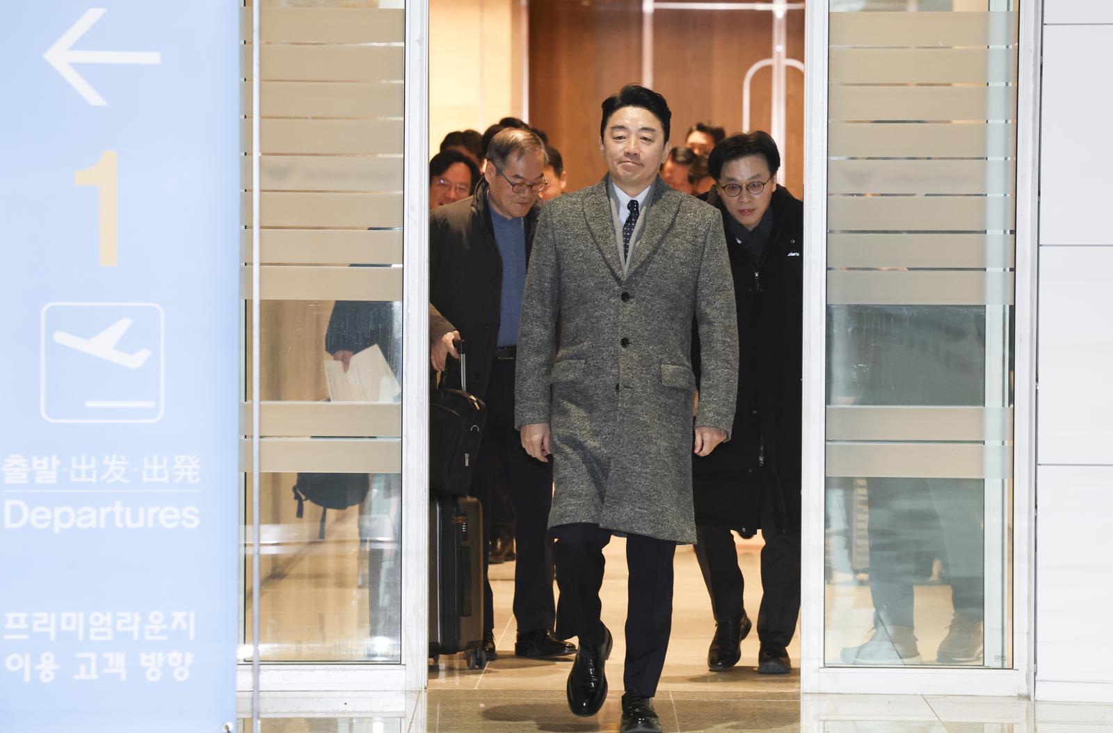 강훈식 대통령 비서실장과 김정관 산업통상부 장관, 이용철 방위사업청장이 26일 인천 중구 인천국제공항 제2여객터미널에서 ‘캐나다 초계 잠수함 프로젝트’(CPSP) 사업 등 정부의 캐나다 방산 협력을 지원을 위해 출국장으로 이동하고 있다. 2026.01.26. 뉴시스