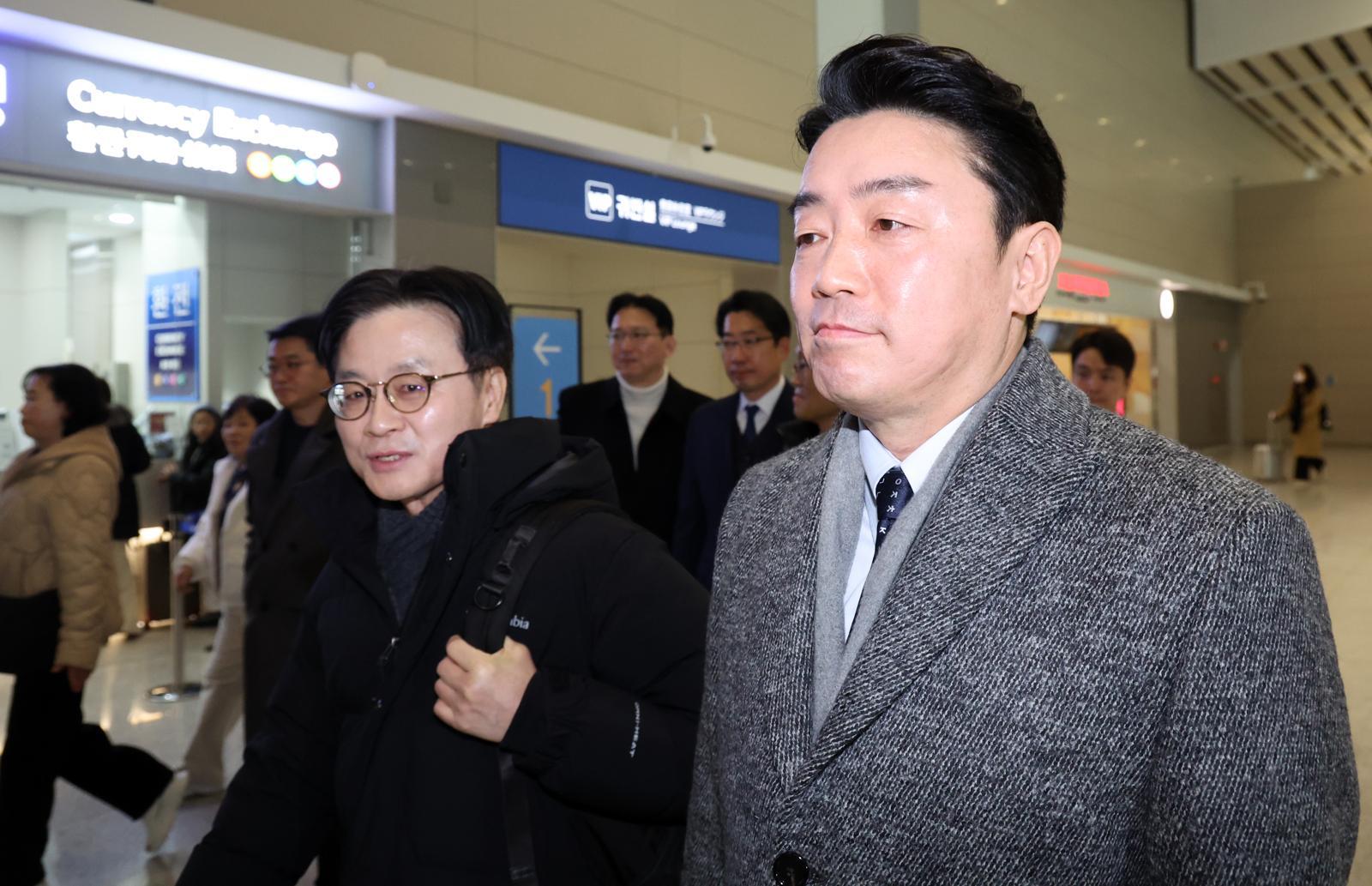 강훈식 대통령비서실장과 김정관 산업통상부 장관이 26일 오전 인천공항에서 잠수함 사업 등 방산협력 논의를 위해 캐나다로 출국하고 있다. 2026.1.26/뉴스1