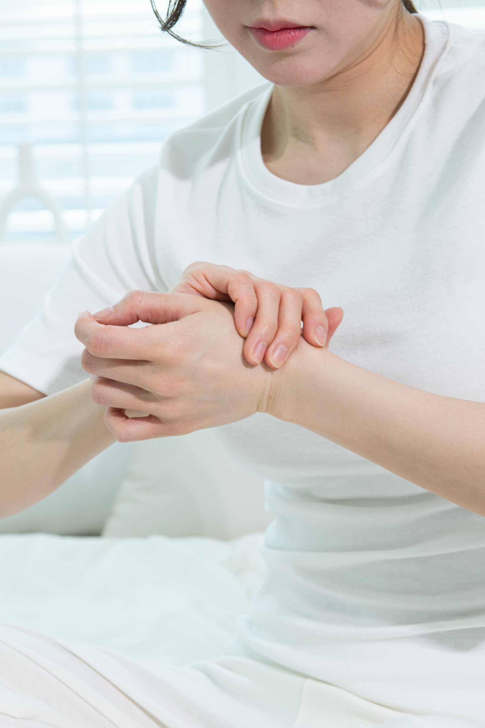 특정 손가락이나 발가락만 저리거나, 가만히 있을 때보다 밤에 증상이 심해지는 경우, 찌릿찌릿하거나 타는 듯한 통증이 동반되는 경우는 말초신경 이상을 의심해볼 필요가 있다. 유토이미지 제공