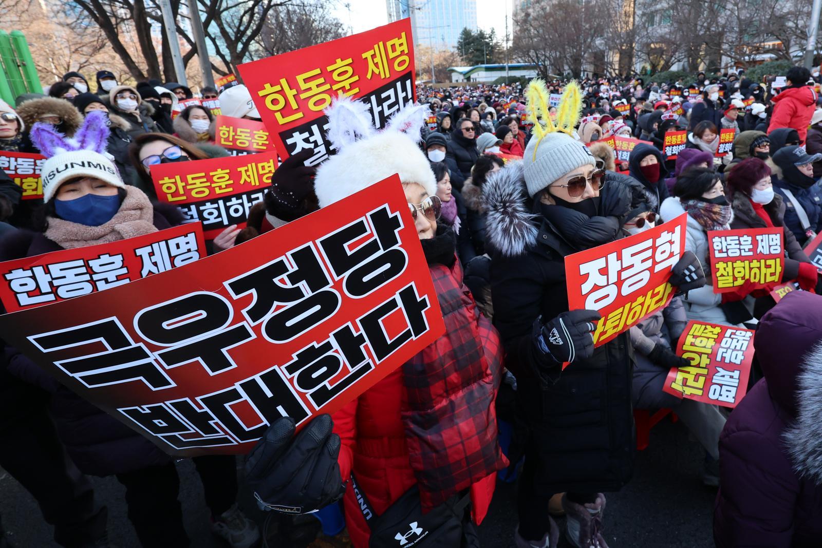한동훈 전 국민의힘 대표 지지자들이 24일 오후 서울 영등포구 국회의사당역 인근에서 열린 한 전 대표 징계 철회 촉구 집회에서 구호를 외치고 있다. 2026.01.24 뉴시스