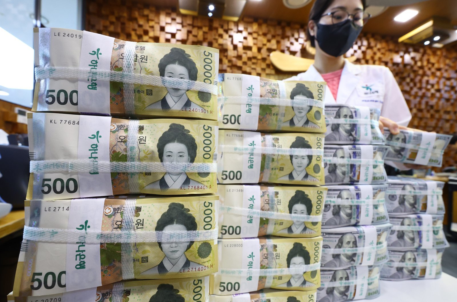 22일 서울 중구 하나은행 위변조대응센터에서 직원이 달러화와 원화를 정리하고 있다.   원·달러 환율이 1370원대에 진입하며 6개월여 만에 최저 수준으로 하락하는 등 무디스의 미국 신용등급 강등에 미국의 경기 균열과 재정 적자 우려로 달러화가 약세를 보이고 있다. 2025.05.22 뉴시스