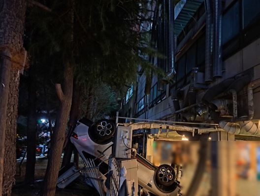 음주차량, 3층 외벽 뚫고 추락…운전자 경상
