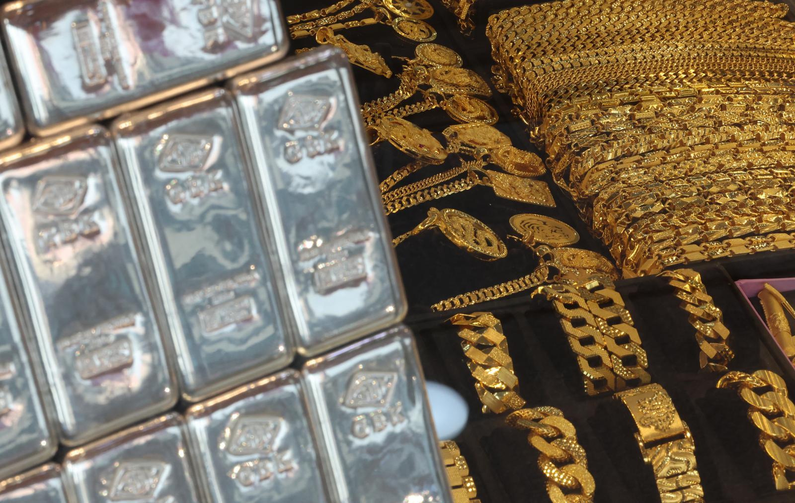 23일 서울 종로구의 한 귀금속 상점에 금 제품과 실버바가 진열돼 있다. 26일 뉴욕상품거래소에서 금 가격은 사상 처음으로 5000달러를 넘어섰다. 뉴시스