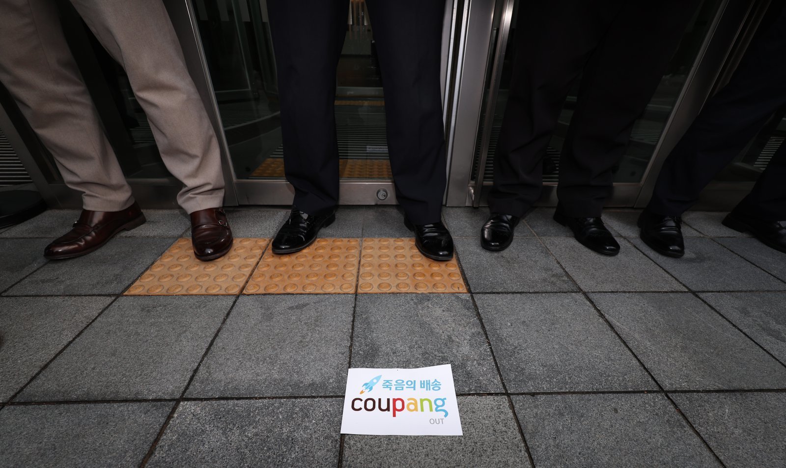 지난해 12월 29일 오전 서울 송파구 쿠팡 본사에 안전한쿠팡만들기공동행동을 비롯한 시민단체와 쿠팡 배달기사 유가족들이 제작한 ‘쿠팡 규탄’ 스티커가 붙어 있다. 2025.12.29 뉴스1