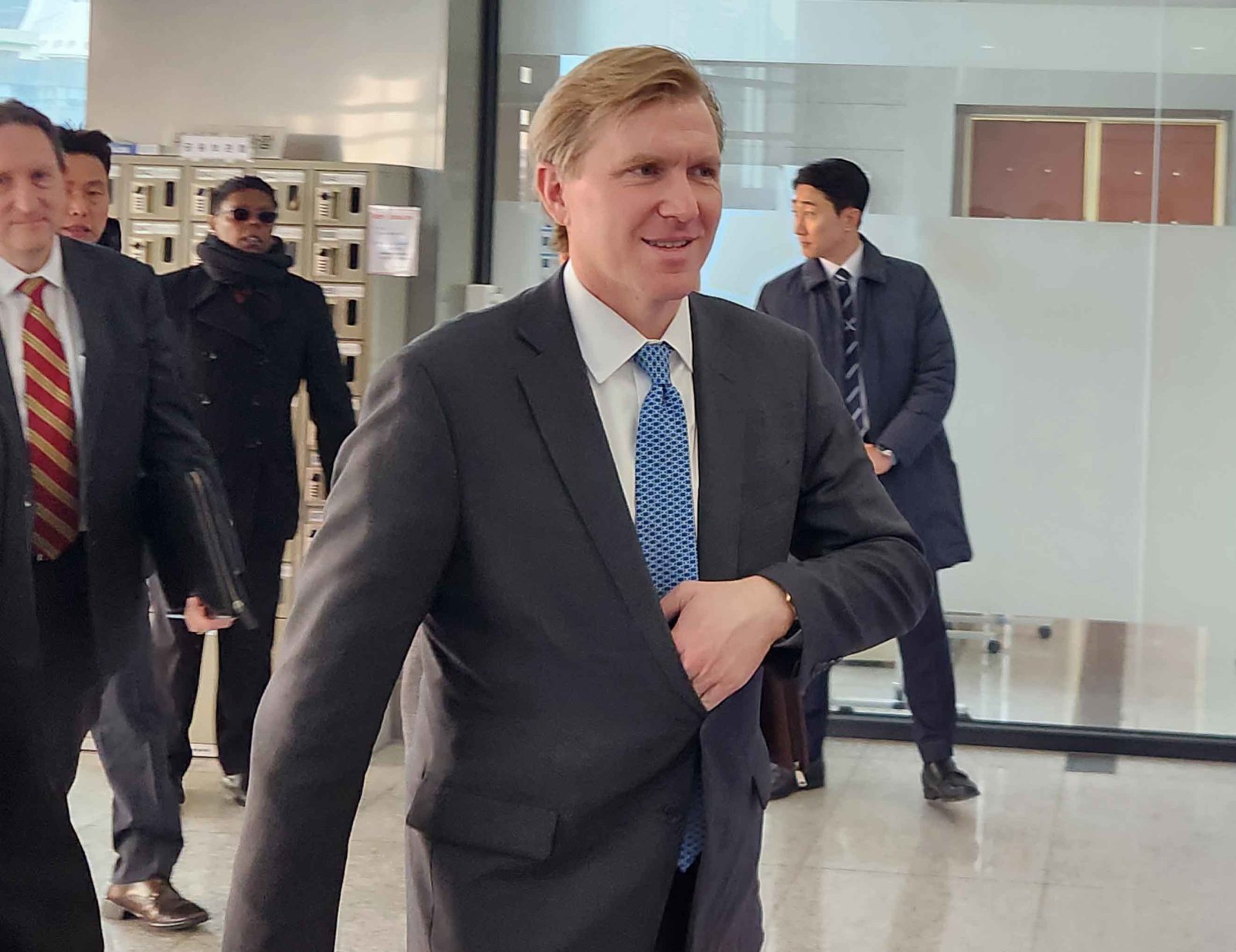 (서울=뉴스1) 엘브리지 콜비 미국 국방부 정책담당 차관이 26일 오전 안규백 국방부 장관을 접견하기 위해 서울 용산구 국방부 청사로 들어서고 있다. 2026.1.26/