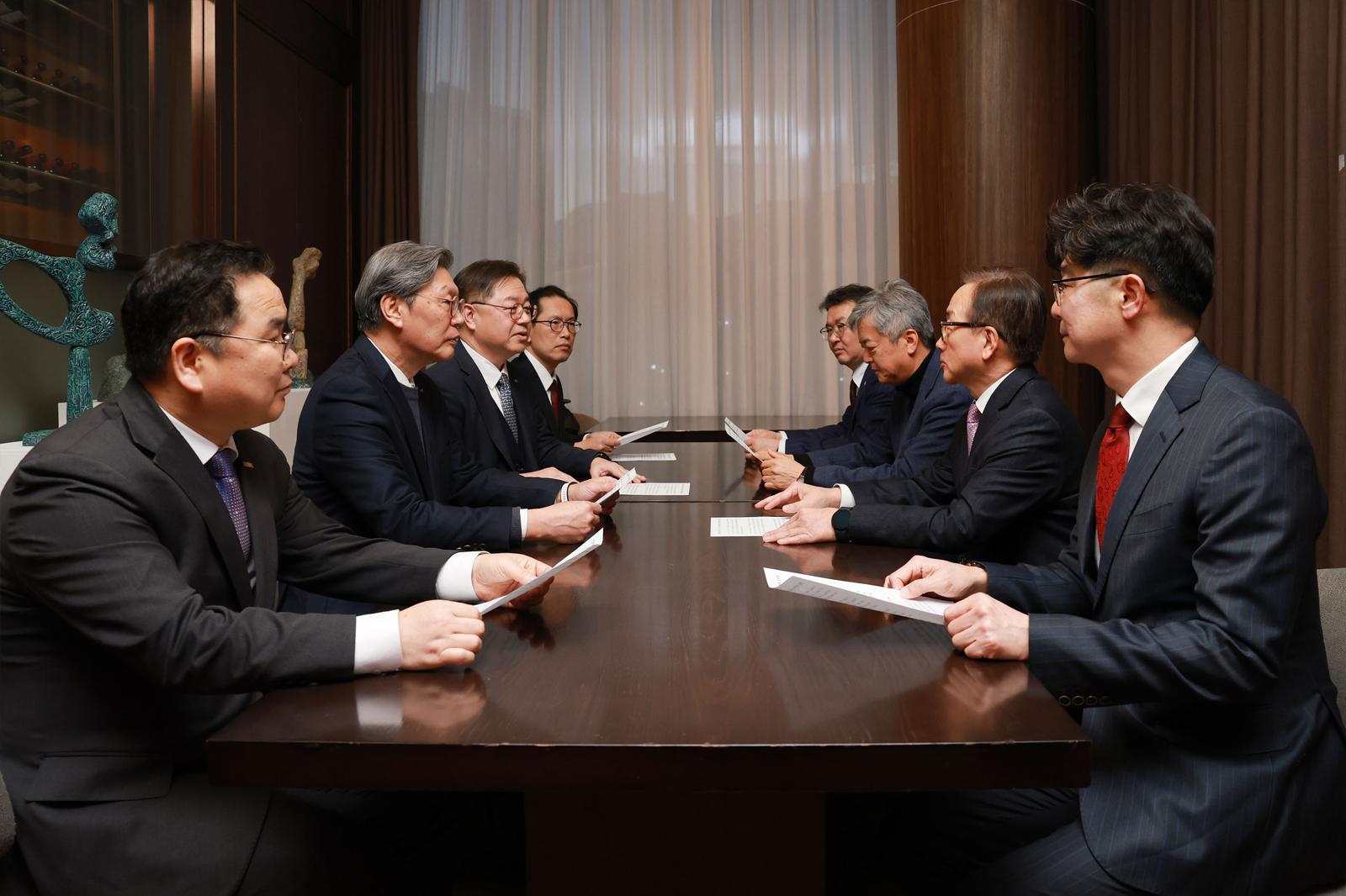 서울 용산구 드래곤시티호텔에서 경제 8단체 부회장들이 배임죄 관련 현안에 대해 논의하고 있다. 사진 왼쪽부터 시계방향으로 박양균 한국중견기업연합회 정책본부장, 김창범 한국경제인협회 부회장, 박일준 대한상공회의소 부회장, 김춘 한국상장회사협의회 정책1본부장, 오기웅 중소기업중앙회 부회장, 이인호 한국무역협회 부회장, 이동근 한국경영자총협회 부회장, 김준만 코스닥협회 전무. 사진제공 = 한국경제인협회