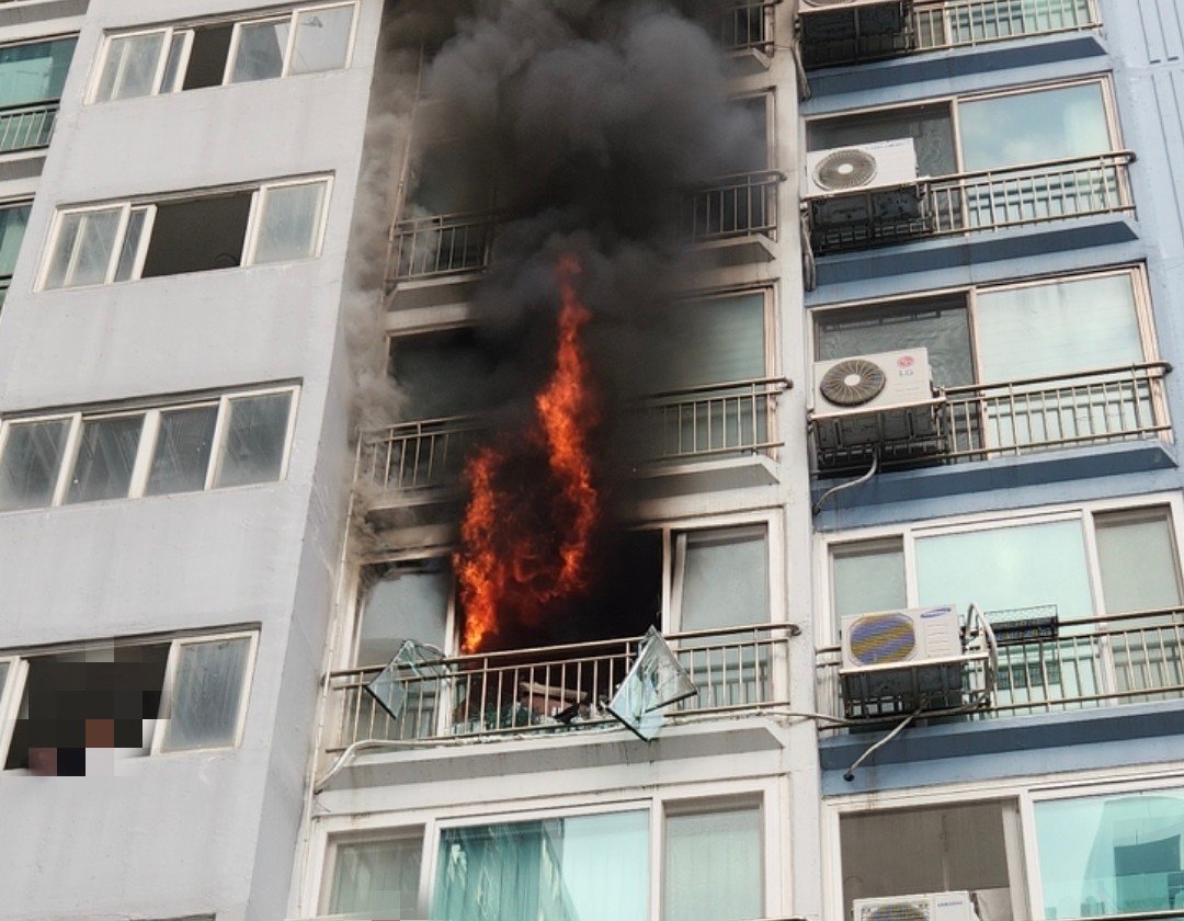 완주군 아파트 5층서 화재…인명피해 없어