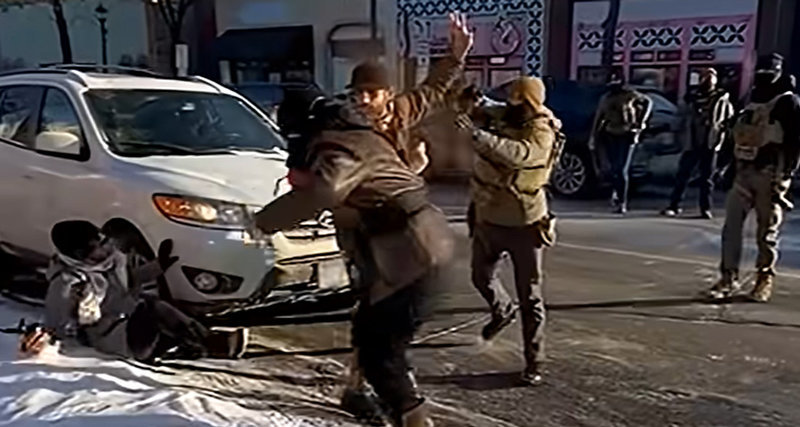 24일(현지 시간) 미국 미네소타주 미니애폴리스에서 연방 이민단속 요원들이 간호사인 앨릭스 프레티(가운데 검은 모자를 쓴 남성)를 제압하는 모습. 당국은 프레티가 소지한 총을 뺏는 과정에서 그를 사살했다고 주장했다. 그러나 목격자들이 촬영한 영상에 따르면 요원들의 총격 전 프레티는 비무장 상태였던 것으로 드러나 과잉 진압 논란이 일고 있다. 사진 출처 ‘X’